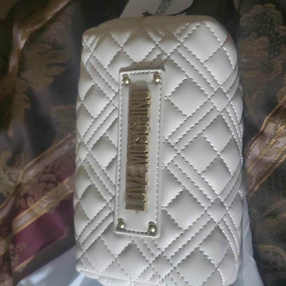 Moschino Host pick 2026 Large makeup or clutch new gorgeous 😍 I use as bag 🎒